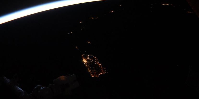 Imagen publicada por el astronauta Joseph Acabá en la que se observa a Puerto Rico. (Captura / Twitter @astroacaba)