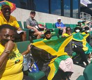 Un grupo de jamaiquinos disfrutan desde las gradas las competencias del Campeonato Mundial de atletismo que se celebran en Oregón.