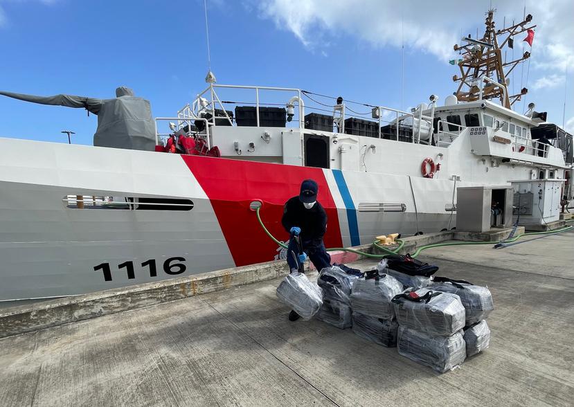 Personal de la Guardia Costera transporta al puerto de San Juan los fardos con cocaína ocupados este jueves, 6 de octubre de 2022.