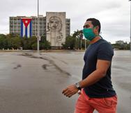 Un hombre con tapabocas fue registrado este viernes al caminar por una vacía Plaza de la Revolución, durante el Día de los Trabajadores, en La Habana (Cuba). (Agencia EFE)