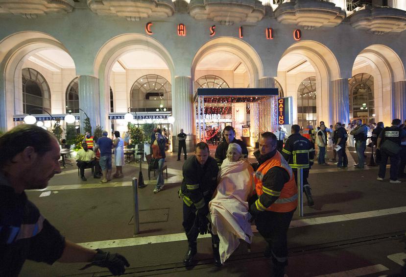 Heridos son evacuados del lugar en donde un camión chocó contra la multitud durante las celebraciones del Día de la Bastilla en Niza. (EFE)