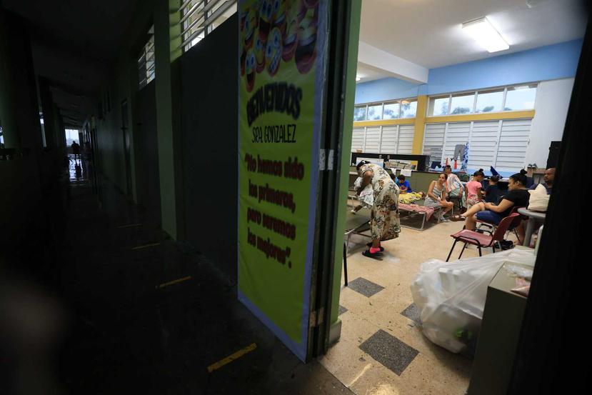 Refugio en la escuela Carlos Colón Burgos, en Salinas.