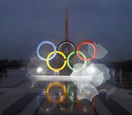En esta foto de archivo se ven los anillos olímpicos en la Place du Trocadero de París.