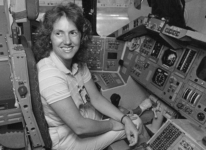 Christa McAuliffe en el asiento del comandante de un simulador de transbordador espacial, en el Centro Espacial Johnson, en Houston (AP).