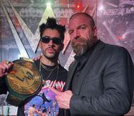 Bad Bunny muestra su campeonato "24/7" en compañía del luchador Triple H.