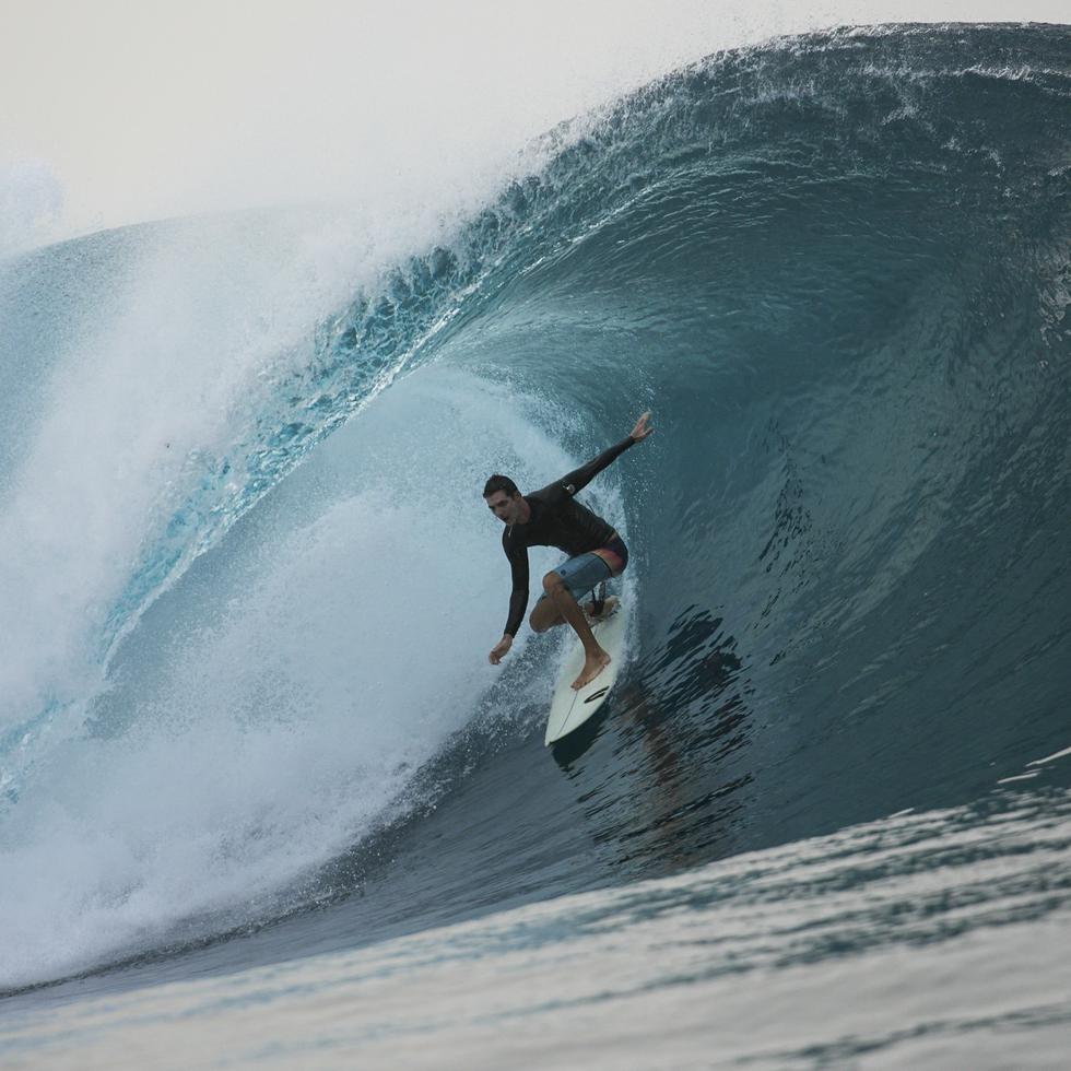 Un surfista se desliza sobre una ola en Teahupo'o, Tahití, el sábado 13 de enero de 2024.