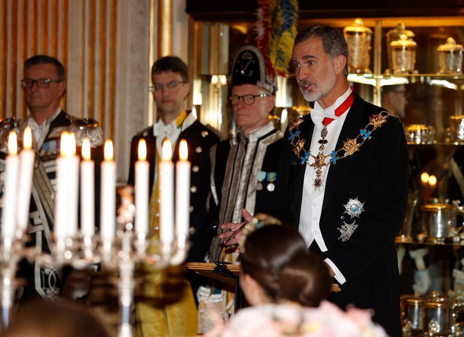 El rey Felipe pronuncia unas palabras durante la cena de gala que los reyes de Suecia ofrecieron a los monarcas españoles en el Palacio Real de Estocolmo.