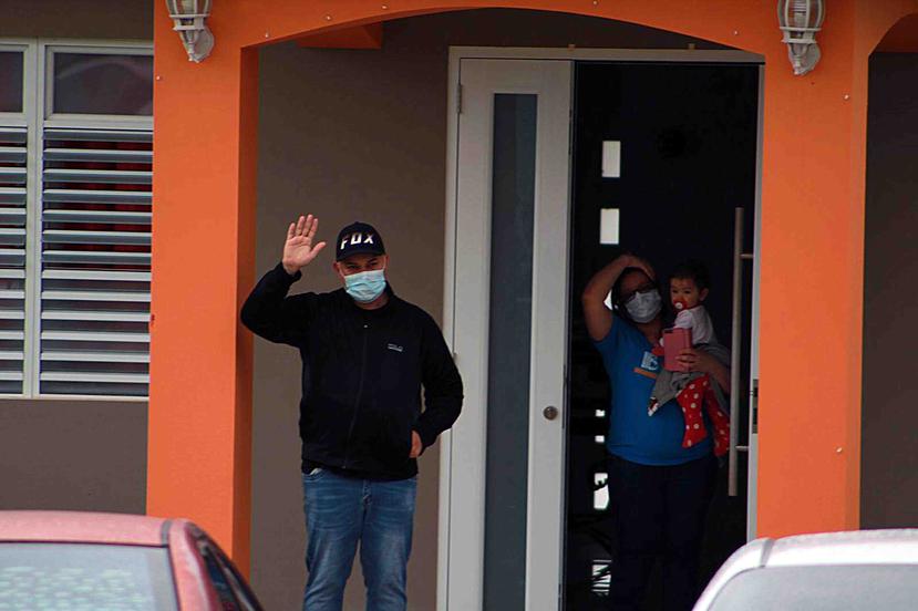 El agente Luis Larregui Rodríguez salió ayer al balcón de su casa para agradecer el acto de oración que hicieron policías municipales de Morovis para desearle pronta recuperación. (Suministrada)