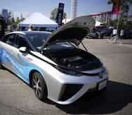 Archivo - Un Toyota Prius 2021 que funciona con una celda de combustible de hidrógeno se exhibe en la Feria del Auto de Denver el 17 de septiembre de 2021, en Elitch's Gardens en el centro de Denver. A medida que las emisiones de combustibles fósiles continúan calentando nuestra atmósfera, el gobierno de EEUU está apostando por el hidrógeno como fuente de energía para vehículos, fabricación y generación de electricidad. (AP Foto/David Zalubowski, Archivo)