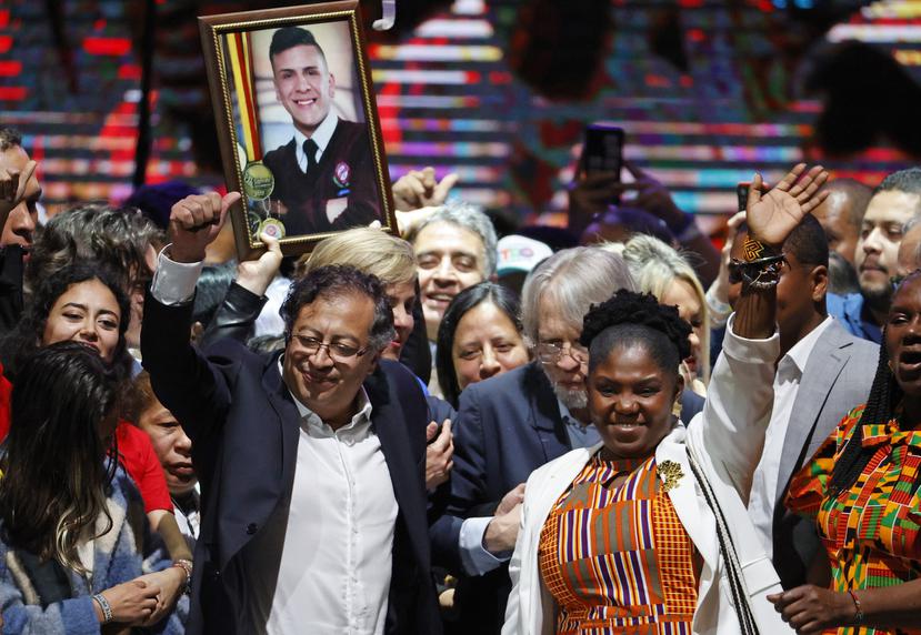 El presidente electo Gustavo Petro celebra junto a su fórmula a la vicepresidencia, Francia Márquez, tras obtener 11.270.944 votos, equivalentes al 50,49 %.