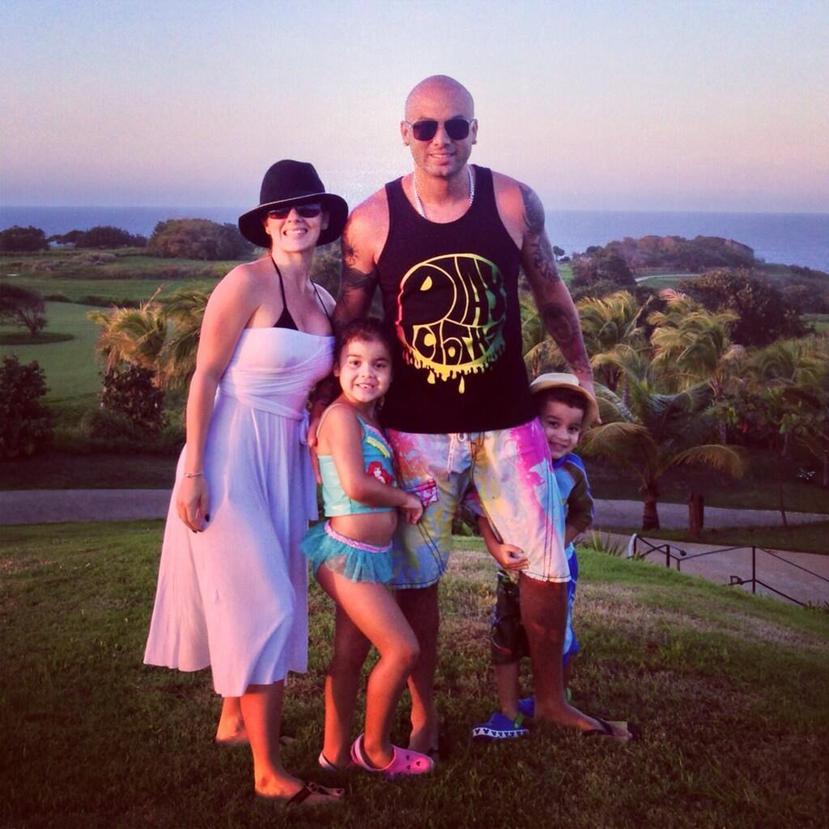 Wisin, su esposa Yomaira Ortiz y sus hijos en el 2014. (Archivo)