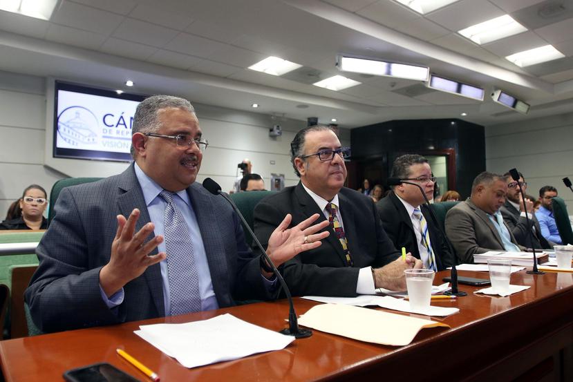 El secretario de Salud, Rafael Rodríguez  -izquierda-, instó a las aseguradoras a otorgar contratos médicos en tiempo razonable. (Suministrada)