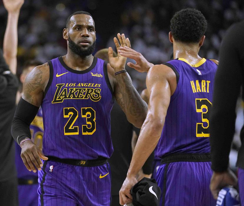 LeBron James, alero de los Lakers de Los Ángeles, festeja una jugada con Josh Hart. (AP)