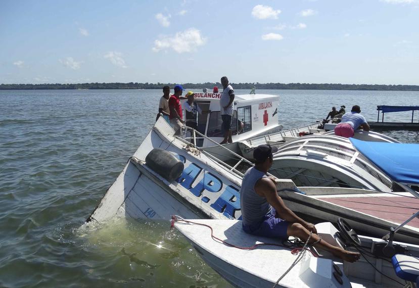 Personas rodean la embarcación "Comandante Ribeiro" que se hundió mientras llevaba a 70 personas durante una misión de búsqueda y rescate en el Río Xingu. (AP)