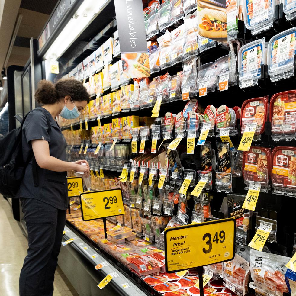 Washington (Usa), 11/07/2022.- A customer looks at food items at a grocery store in Washington, DC, USA, 11 July 2022. Consumers' expectations for prices to continue rising EFE/EPA/MICHAEL REYNOLDS
