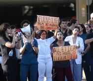 Estudiantes y miembros de la facultad del Recinto de Ciencias Médicas han celebrado protestas, desde la semana pasada, en contra del nombramiento de Ilka Ríos Reyes como rectora del campus.