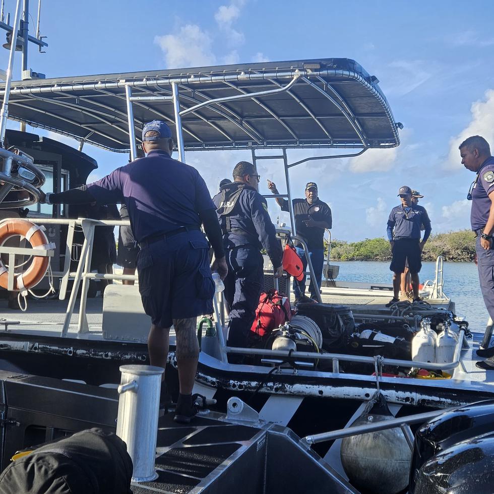 El equipo de trabajo compuesto por personal y buzos del NMEAD, PRUSAR, FURA de la Policía de Puerto Rico y de la Policía Municipal de San Juan suspendieron hoy la búsqueda de la avioneta que desapareció el 4 de agosto con dos tripulantes, por pronóstico de mal tiempo.