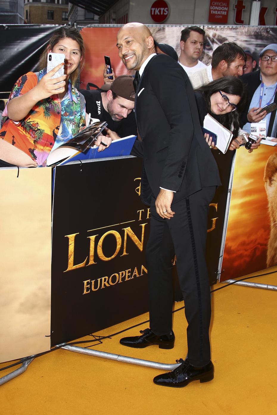 Michael Key posa para los fanáticos en la alfombra amarilla de "The Lion King". (Photo by Joel C Ryan/Invision/AP)