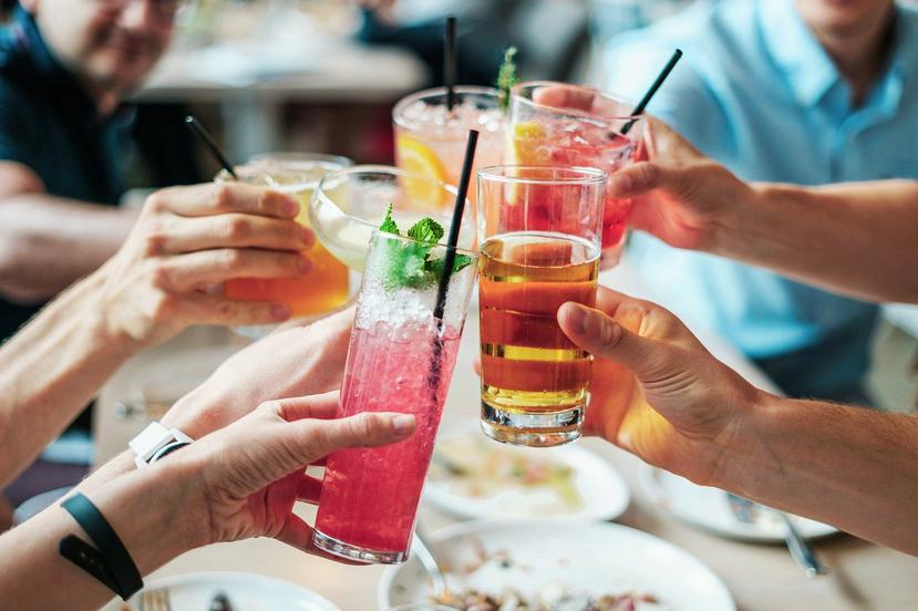 Uno de los efectos comunes del consumo excesivo de bebidas alcohólicas es la resaca. (Pixabay)