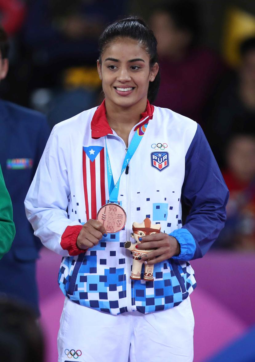 Nes Marie Rodríguez posa con la medalla de bronce.