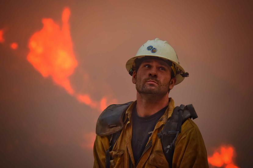 Las autoridades tratan de lidiar con el fuego "Thomas", el más potente de estos, que ha arrasado unas 95,000 hectáreas en los condados de Santa Bárbara y Ventura. (AP)