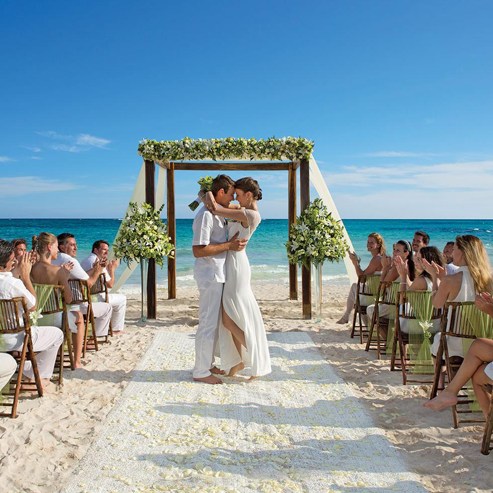 Hasta las bodas de playa más tradicionales suelen ser menos formales que las que se celebran en un salón de banquetes. (WGSN)