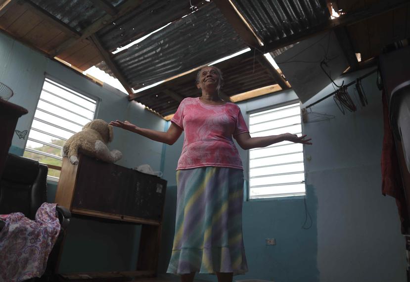 Carmen Díaz Rohena en la casa de su hija Maritza Rivera que perdió el techo, en el barrio La Hormiga.