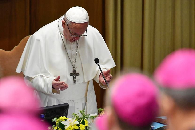 El papa Francisco (c) reza durante la inauguración de la reunión para la protección de menores este jueves en el Vaticano. (EFE)