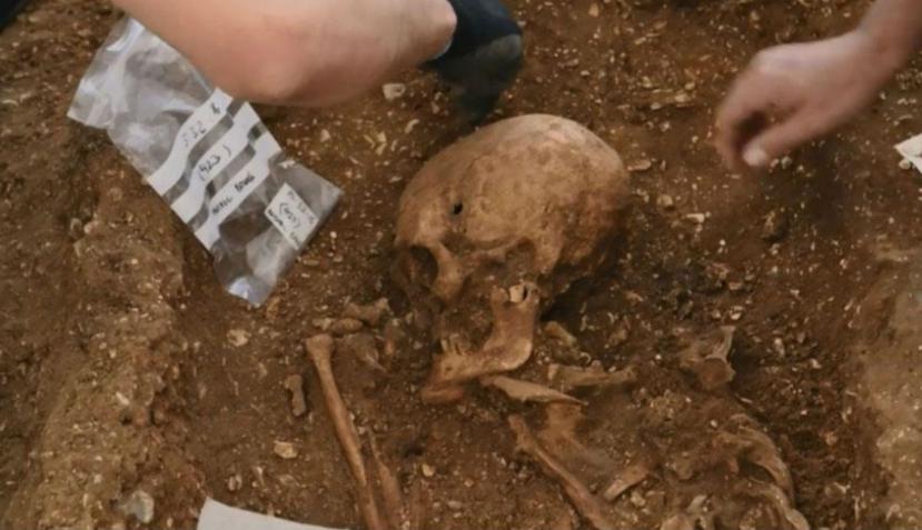Los arqueólogos suponen que, por el tipo de ritual con que fue sepultado, se creía que el cuerpo era el de un supuesto vampiro (Twitter / @TheStarsPost1).
