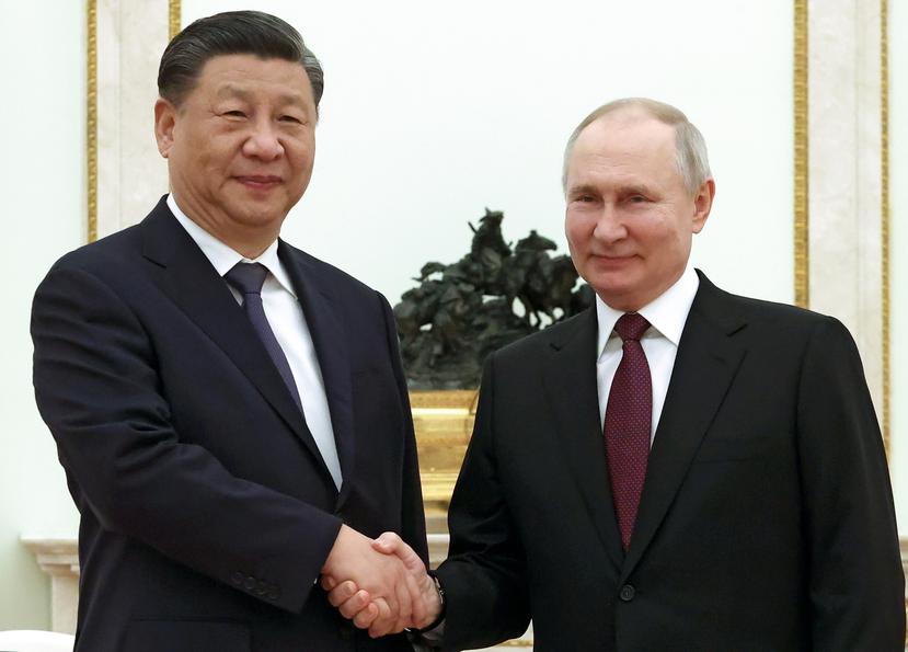 El presidente chino Xi Jinping y su homólogo ruso Vladímir Putin posan para las cámaras previo a su reunión en el Kremlin, en Moscú.