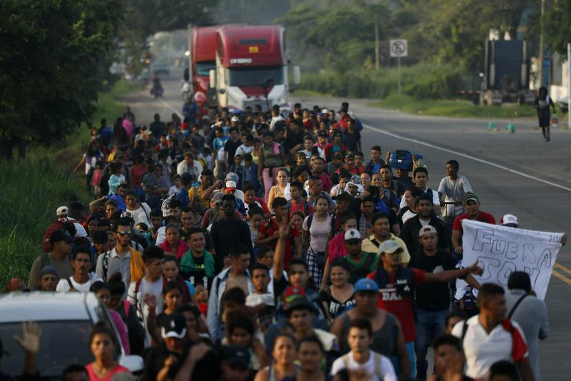 Migrantes centroamericanos caminan sobre una carretera aledaña a Ciudad Hidalgo, México, el miércoles 5 de junio de 2019. (AP / Marco Ugarte)