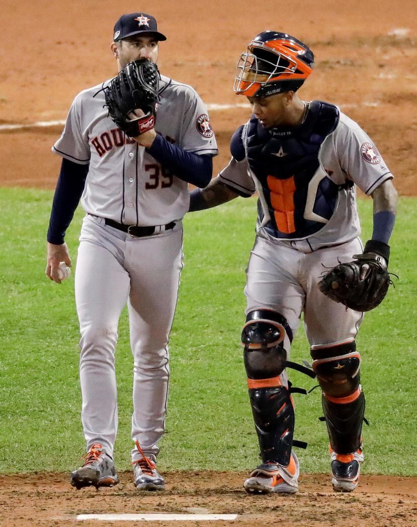 El boricua Martín “Machete” Maldonado (derecha) conversa con el lanzador Justin Verlander durante  el primer partido de la serie. (AP / Elise Amendola)