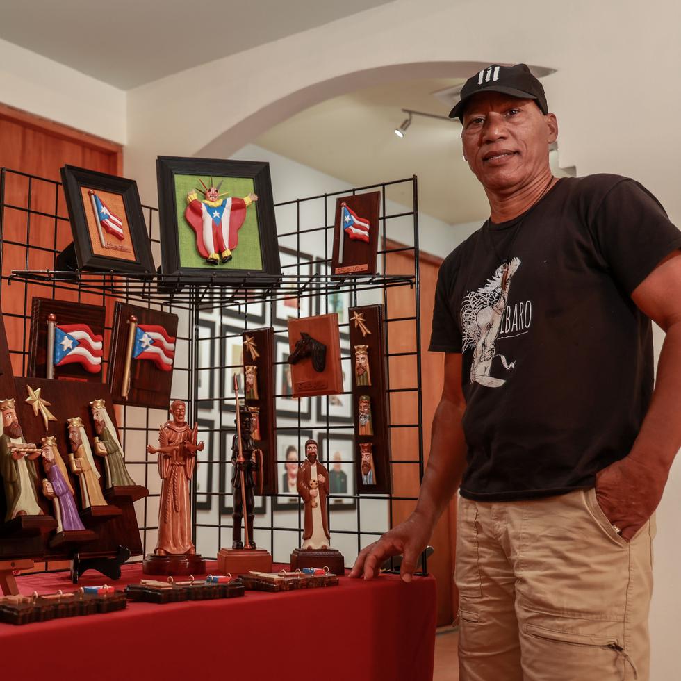 El artesano José Luis de Jesús Cora muestra algunas de las tallas que trabaja a diario.