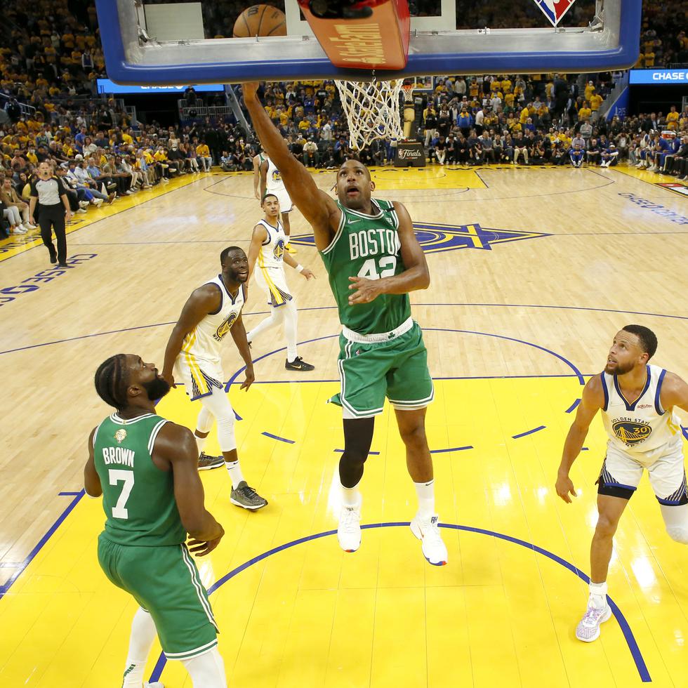 Al Horford (42) fue el cañón grande en la ofensiva de los Celtics de Boston en el primer partido de las Finales de la NBA contra Golden State, al anotar 26 puntos el jueves.