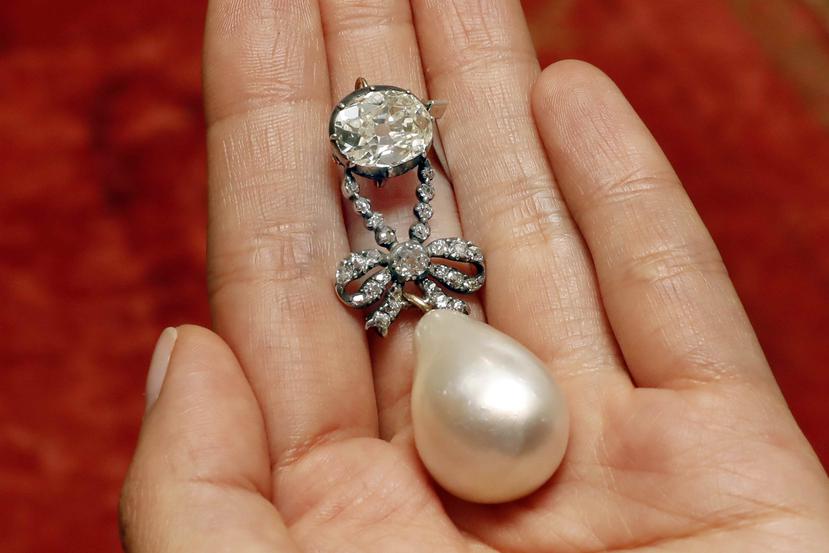 La “Perla de la Reina María Antonieta”, un pendiente de perla y diamante, fue una de las principales ofertas durante la venta. (AP)