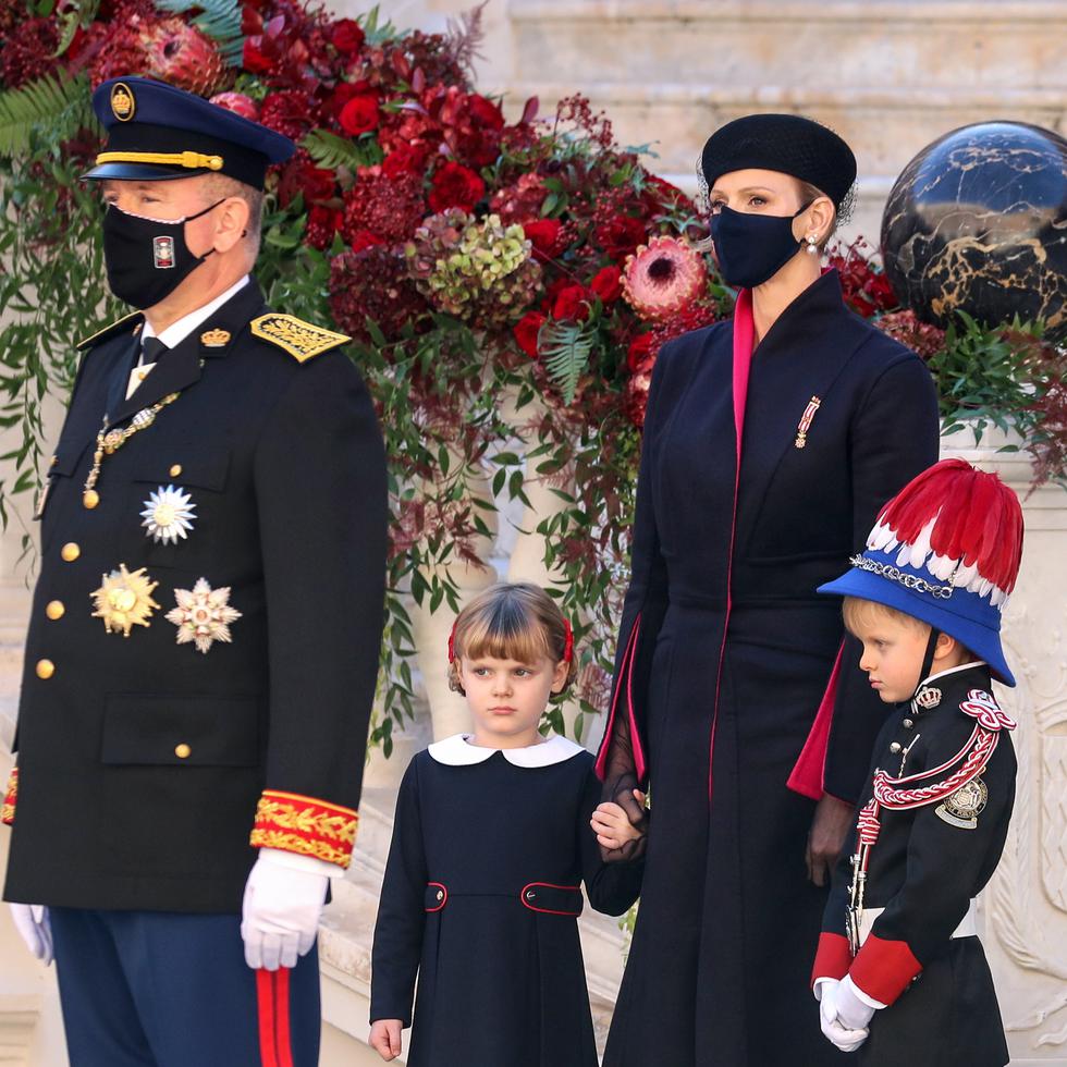 El príncipe Alberto de Mónaco, la princesa Charlene y sus hijos, en las celebraciones del Día Nacional del Principado, en 2020.