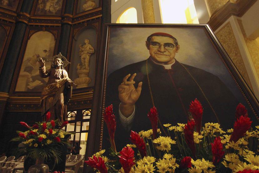 El retrato oficial del arzobispo Óscar Arnulfo Romero en la catedral metropolitana durante un servicio religioso por el 38 aniversario de su muerte. (AP)