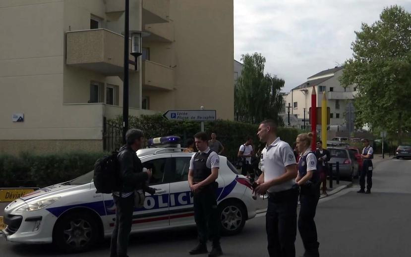 La Policía francesa custodia la escena en la que se reportó el atentado terrorista en Trappes, Francia. (AP)