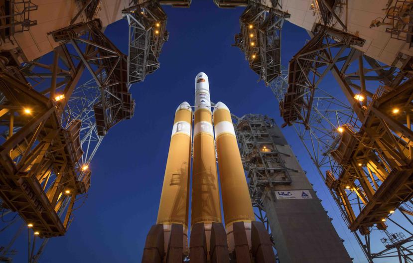 La Mobile Service Tower se aparta para mostrar el cohete United Launch Alliance Delta IV Heavy con la sonda solar Parker a bordo, el 11 de agosto de 2018, en el complejo de lanzamiento 37 de la estación de la Fuerza Aérea en Cabo Cañaveral, Florida. (NASA
