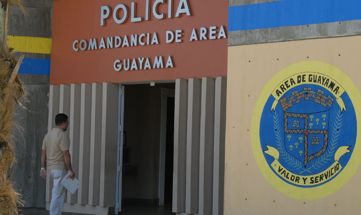 Forcejeo with an arrest causing moments of tension in the Commandancia of Guayama