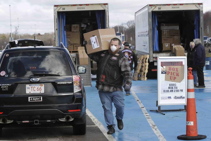 Voluntarios distribuyen alimentos en un centro de operaciones levantado en Massachusetts. (AP)