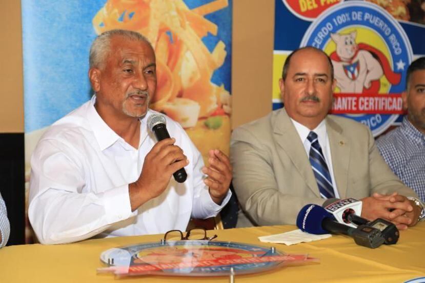 Angel Rodríguez, presidente de la Cooperativa de Porcicultores, junto al secretario de Agricultura, Carlos Flores. (Suministrada)