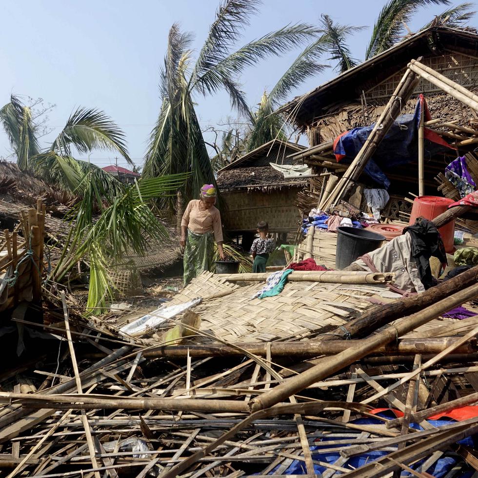La falta de agua y alimento agrava la situación de los supervivientes del ciclón Mocha.