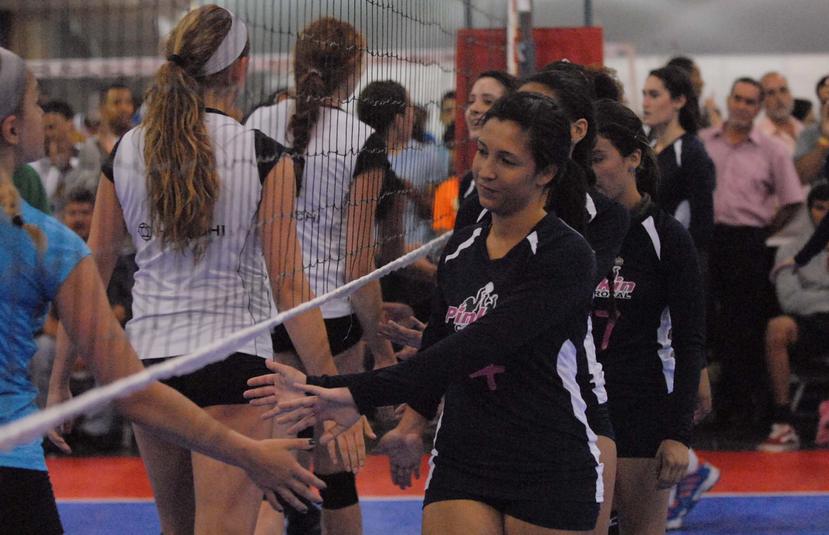 La práctica de saludar antes y después de los partidos de la liga femenina de voleibol está detenida hasta nuevo aviso. (Archivo / GFR Media)