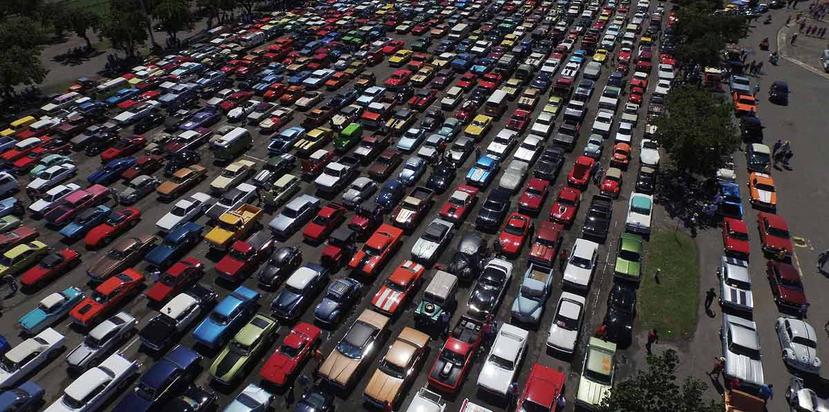 El desfile reunió a 2,491 automóviles antiguos de más de 30 años, que circularon por un recorrido de 3.1 millas en continuo movimiento en Dorado. (Facebook)