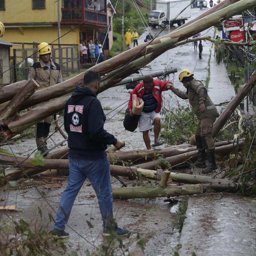 El huracán Julia sale de Nicaragua, pero aumenta el riesgo de desastres.