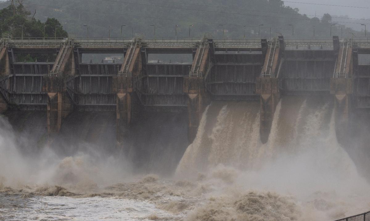 AAA opens two gates of Gareso Dam due to heavy rainfall from tropical wave.