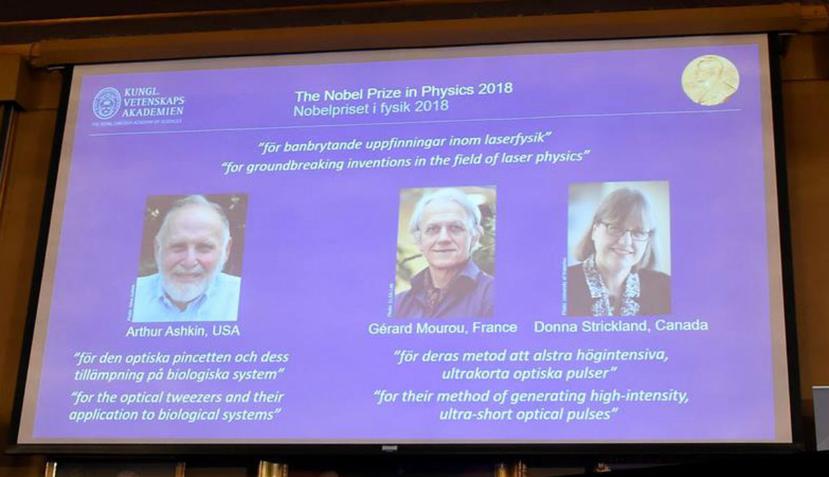 Los retratos de los tres ganadores del Nobel de Física son expuestos en la Real Academia de las Ciencias de Suecia. (EFE)