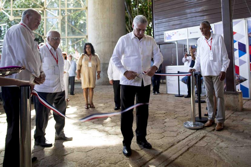 El presidente de Cuba, Miguel Díaz-Canel Bermúdez, corta la cinta ceremonial para iniciar la Feria Internacional de La Habana. (AP Photo/Ismael Francisco)