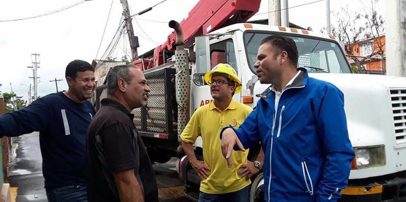 El alcalde de Cataño, Félix Delgado  Montalvo, conversa con el ingeniero Carlos Robles, de la AEE, sobre el proceso de energización.  (Suministada)